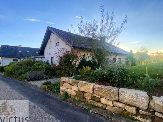 Einfamilienhaus mit beeindruckender Aussicht in ländlicher Idylle mit Doppelgarage