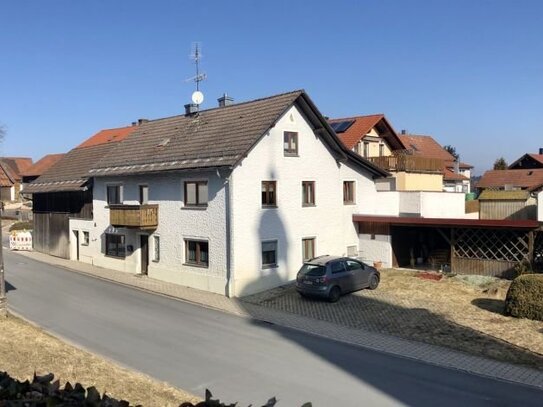 Einfamilienhaus mit Nebengebäude in Wiesenfelden