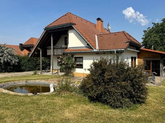 Großes Wohnhaus mit schönem Garten und Halle