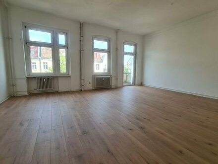 Preisreduzierung! Bezugsfreie helle Altbauwohnung in Charlottenburg (Energieeffizienzklasse C)