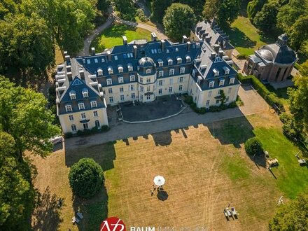 Exklusive Wohnperle - 320 m² große Schlosswohnung mit einmaligem Parkanwesen