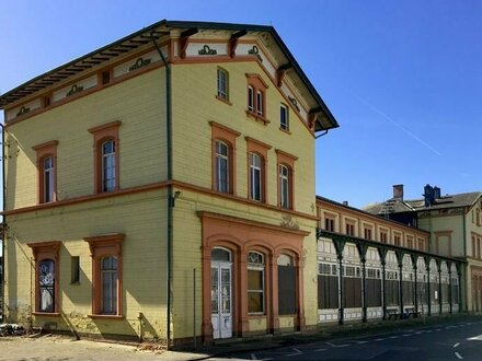 Bahnhofsgebäude im spätklassizistischen Baustil mit viel Potential