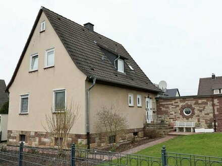 Freistehendes Ein- bis Zweifamilienhaus mit tollem Garten und zwei Garagen in Fuldatal-Rothwesten