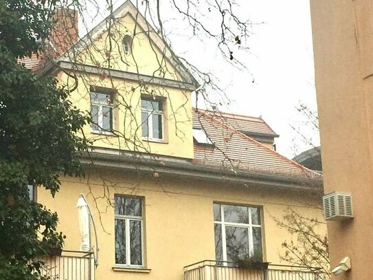 Gemütliche ETW im DG mit großer Dachterrasse und TG Stellplatz in alter Villa