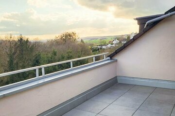 Große, gepflegte Wohnung mit schöner Dachterrasse!