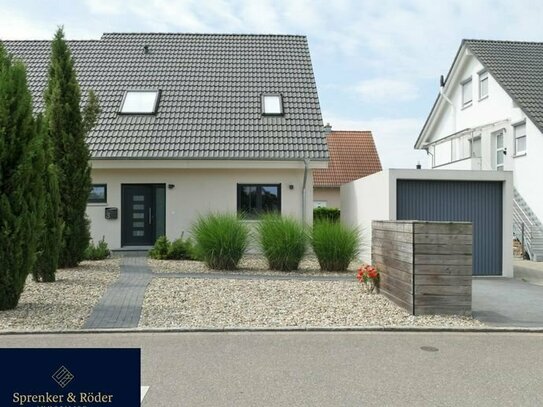 Neuwertige Doppelhauhälfte mit PV-Anlage, Garage & Garten