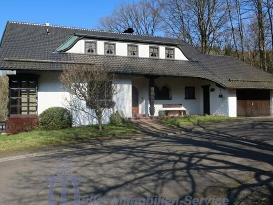 Schöne Landhaus-Villa in unverbaubarer Orts- und Waldrandlage von Homburg