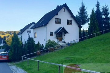 Last-Minute-Chance: Attraktives Einfamilienhaus | Garage, Balkon, Terrasse, schöne Lage mit Aussicht