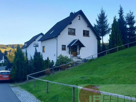 Attraktives Einfamilienhaus | Garage, Balkon, Terrasse, schöne Lage mit Aussicht