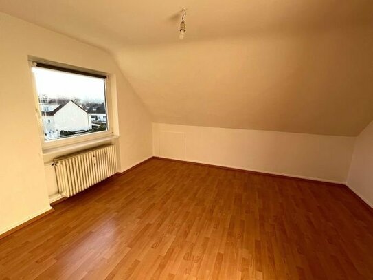 Helle 2 Zimmer- Dachgeschosswohnung mit Einbauküche in Frankfurt Eschersheim - ab Juni 2024