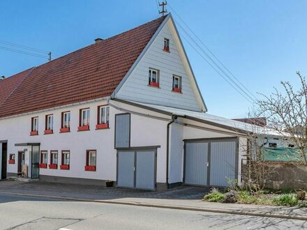 Bauernhaus eingebettet in die schwäbische Alb