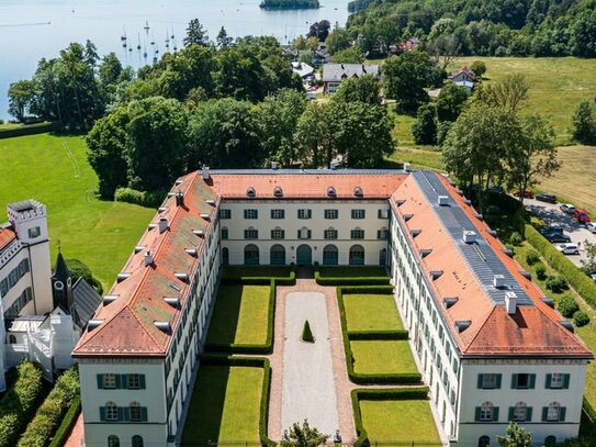 Traumhafte Wohnung mit Atelier. Im Schloss Possenhofen mit privatem Seezugang.