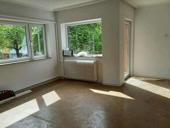 Helle 2 1/2 Zimmer Wohnung mit Balkon