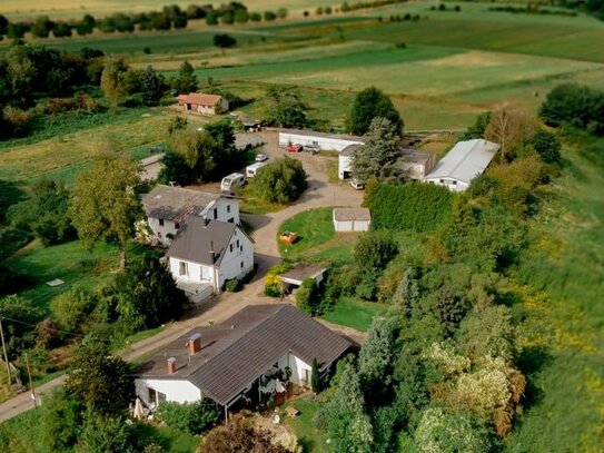 Achtung Pferdeliebhaber 20.000 m²-Gelände mit EFH, Stallungen und Hallen