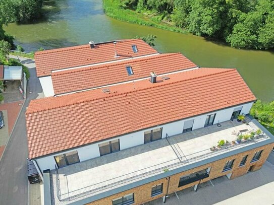 49 m² Dachterrasse! 3 Zi.-Neubau-Dachterrassenwohnung, idyllisch direkt am Alzufer gelegen!