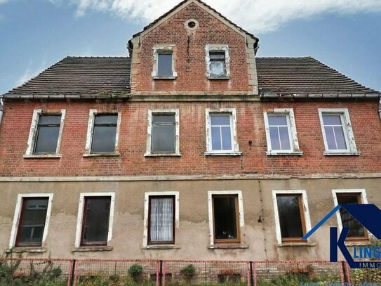 Sanierungsbedürftiges Mehrfamilienhaus mit breiter PKW-Einfahrt und Grundstück zu verkaufen!