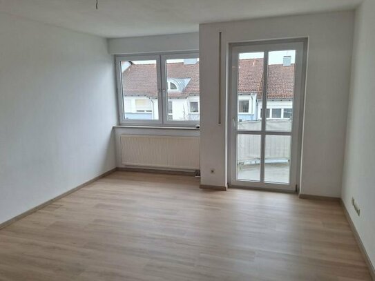 Helle 2-Zimmer-Wohnung mit Einbauküche, Balkon und TG-Stellplatz