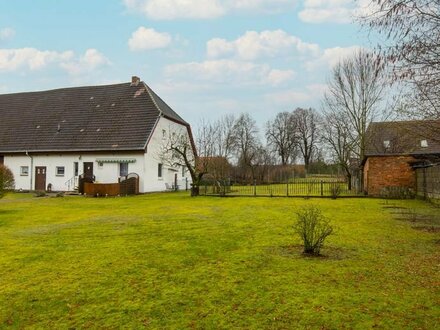 Landhaushälfte mit Scheune in Tessenow