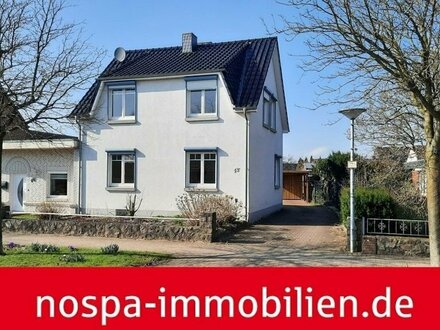 Teilunterkellertes, einseitig angebautes Einfamilienhaus mit Gartenteich und Carport!