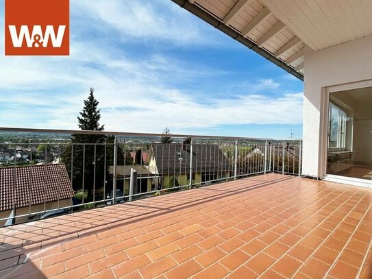 Herrlicher Panorama-Blick von Salem bis zu den Alpen. 4 helle Zimmer auf 96 m². Traum- Balkon.