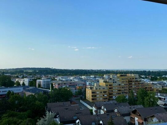 Neu Sanierte 3,5 Zimmer ETW mit 2 Balkone und Einbauküche und mehr mit Panoramaausblick Inkl. Aufzug