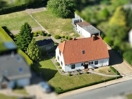 Großzügiges Ein- bis Zweifamilienhaus mit ca. 1200m² großem Grundstück