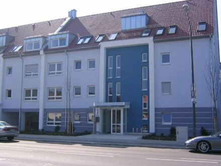 TOP GEPFLEGT UND MODERN - 4-Zimmer-Galerie-Wohnung mit Einbauküche, Balkon und Lift
