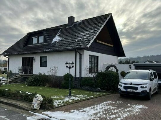 Einfamilienhaus mit Einliegerwohnung, Loggia, teilüberdachter Terrasse, Doppelgarage, Photovoltaik und Solarthermie