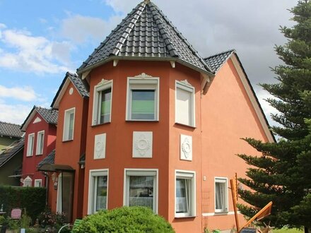 Gaspreis nicht gefragt: REH mit individuellen Erker-Turm, Kamin, Terrasse & gepflegtes Grundstück