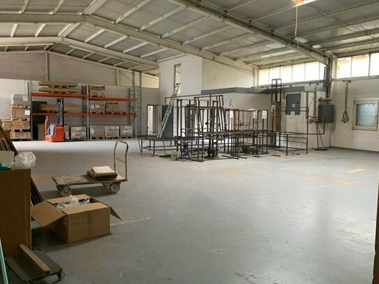 Lager-Produktionshalle mit großzügiger Bürofläche in Mühlheim für vielseitige Nutzungsmöglichkeiten
