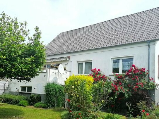 Familienfreundliches Haus mit großem Garten, Garage & Stellplatz, städtisch und doch in ruhiger Lage im Grünen