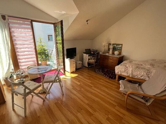 Westlich von Mainz: 1-Zimmer-Dachgeschosswohnung mit Balkon in ruhiger Wohnlage