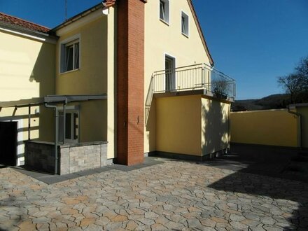 Zweifamilienhaus mit Sonnengrundstück und Terrasse in ausgezeichneter Lage