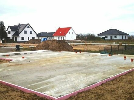 Grundstück mit Bodenplatte und Baugenehmigung