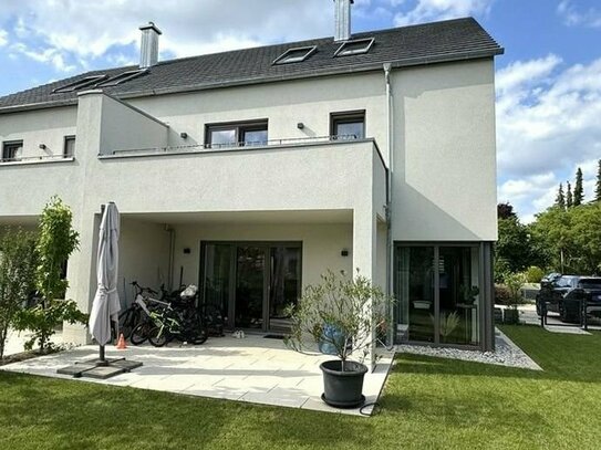 Topmoderne Doppelhaushälfte, hochwertig ausgestattet, in ruhiger und beliebter Lage von Baiersdorf, ca. 7 km nach Erlan…
