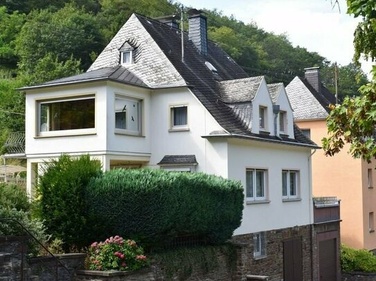 Solides freistehendes Haus mit Doppelgarage und Garten in Zell (Mosel)