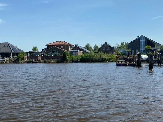 Wohnen am Wasser - 2 jähriger Neubau KFW 40, mit Bootsanleger, Garten, Terrasse, Einbauküche, 2 Bädern, Gäste WC, Garag…