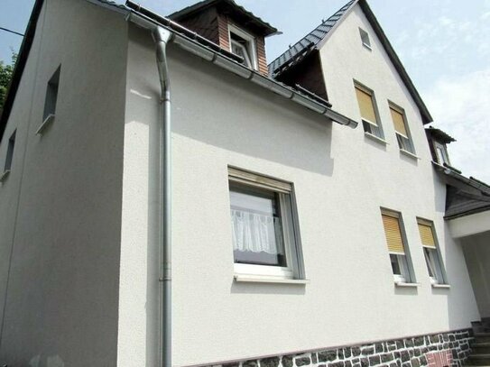 6-Zimmer-Einfamilienhaus mit Garten, Kaminofen und Stellplatz!