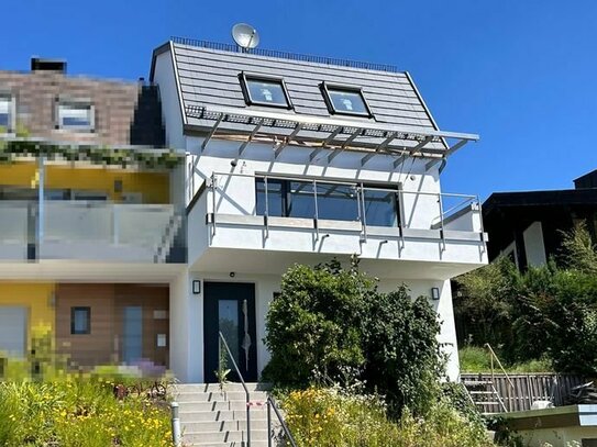 Traumlage ... Top modernisierte Doppelhaushälfte mit herrlicher Aussicht, Garten und Garage!