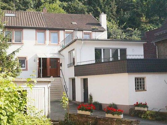 Erstbezug nach Sanierung: Charmante 6-Zimmer-Doppelhaushälfte im idyllischer Waldlage mit Bachlauf