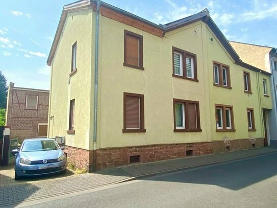 Attraktive Liegenschaft - Vorder- und Hinterhaus sowie großem Gart mit Potential in Bergen-Enkheim