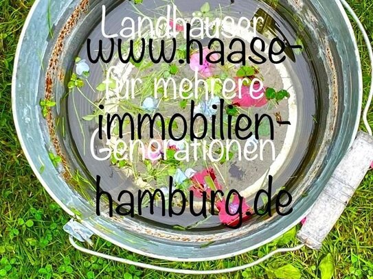 Landhaus ,Remise und Garten mit Apfelbäumen...Landleben.