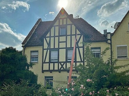 AUSSERGEWÖHNLICHE DOPPELHAUSHÄLFTE AUS 1900 MIT KLEINEM GARTEN NAHE HERSBRUCKER TOR IN LAUF/PEGNITZ