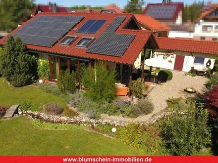 *Luxuriöses Einfamilienhaus mit mediterran angelegtem Garten*