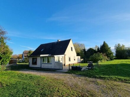 Großzügiges Wohnhaus mit Nebengelass auf idyllischem Grundstück …