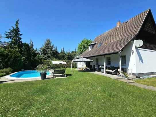 Gepflegtes Einfamilienhaus mit Loggia und Pool auf großem Grundstück in Biesenthal