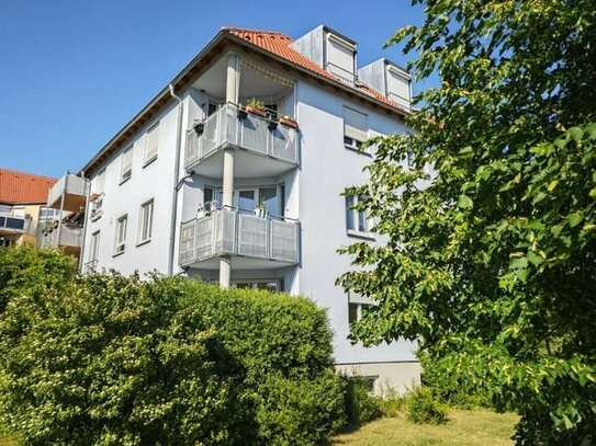 / frisch renoviert * 2-Raum Wohnung mit Balkon und TG-Stellplatz / sofort frei