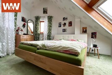 Wohlfühl-Garantie. 3 Zimmer auf 94 m². Außergewöhnlicher Schnitt mit Galerie. Sonnen-Balkon. Garage.