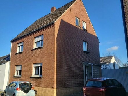 "Wohnhaus mit Innenhof, Nebengebäuden, Garage & Garten zum Entspannen!"