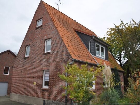 Zentral gelegenes Einfamilienhaus in Dahlenburg mit großem Grundstück, Garage und Schuppen.